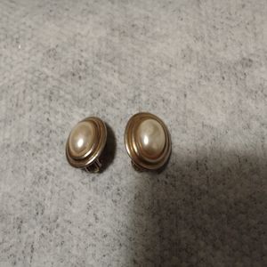 VINTAGE PAIR OF CLIP ON EARRINGS.